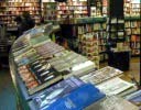 I Storbritannia er bestselgerne blitt billigere, mens de smale bøkene er blitt dyrere