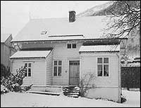 Fr 1919 til 1935 heldt politikammeret til i dette huset i Vik. (Foto  Sogn politikammer)