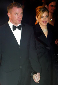 Madonna og Guy Ritchie ankommer London-premieren til James Bond - Die Another Day. Foto: Getty Images