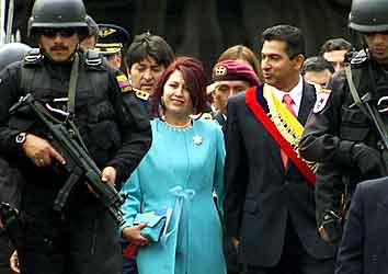 Lucio Gutiérrez og Ximena Bohorquez eskorteres av militære spesialstyrker ut av Kongressen. Foto: Guillermo Granja, Reuters 