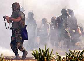 Soldater kaster tåregass mot demonstranter i Caracas. Foto: Chico Sanchez, Reuters