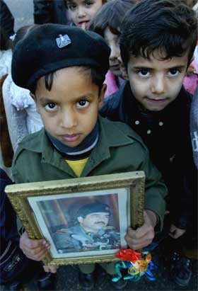 To irakiske guttunger markerer 12-årsdagen for utbruddet av Golfkrigen i dag. Nå truer en ny krig. (Foto:Reuters/Scanpix)