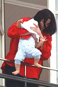 Det ble mye oppstyr rundt Michael Jackson etter at han ble filmet da han holdt sitt barn ut over balkong-gelenderet i Tyskland. Foto: Olaf Selchow / Getty Images.