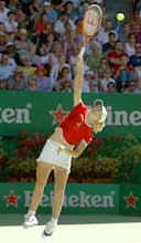 Justine Henin-Hardenne servet til slutt hjem kampen. Justine Henin-Hardenne servet til slutt hjem kampen.