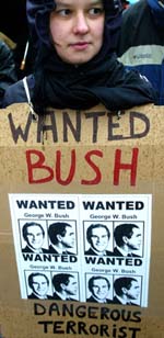 George W. Bush' krigsretorikk møter økende motstand. Her fra en demonstrasjon i Brussel. (Arkivfoto: Reuters/Scanpix)