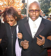 Bobby Brown på vei til rettsalen med sine kone Whitney Houston. Foto: Getty Images.