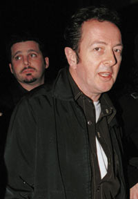 Joe Strummer utenfor The Standard Club i Hollywood i 2002. Foto: Getty Images.