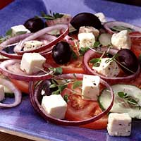 Er det slik grekerne tilbereder sin salat? (Foto: Tine)
