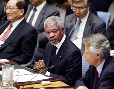 Generalsekretær Kofi Annan flankert av Kinas utenriksminister Tang Jiaxuan (t.v.) og Frankrikes Dominique de Villepin i FN mandag. (Foto: M.Segar, Retuers)