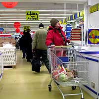 Inne i butikken er det lagt vekt på det sparsommelige, både på mat og interiør. Foto: NRK