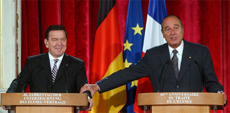 Jaques Cirac (t.h.) og Gerhard Schröder samarbeider tett i Irak-spørsmålet. (Foto: Xavier Lhospice, Reuters)