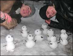 Magnus og Svein med sine mini-snømenn