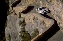 STUP: Armin Schwarz tråkler sin Skoda fram langs fjellveggene i et tidligere Rally Monte Carlo (Foto: Allsport). STUP: Armin Schwarz tråkler sin Skoda fram langs fjellveggene i et tidligere Rally Monte Carlo (Foto: Allsport).