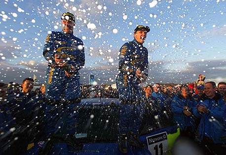 "Alle" vil ha tak i Petter Solberg etter seieren i Wales. (Foto: Subaru World Rally Team)