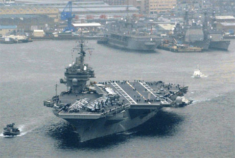 Det amerikanske hangarskipet "Kitty Hwak" gikk ut fra Yokohama i Japan i dag med kurs for Persiabukta. (Reuters-foto)