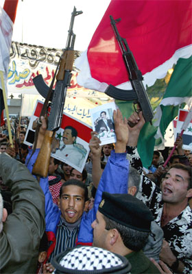 - VI er klare til å ta mot amerikanerne, sier disse irakiske demonstrantene. (Reuters-foto: Peter Andrews)