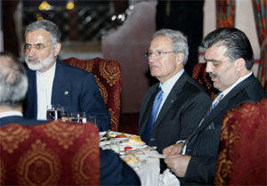 Frå møtet i Istanbul. Frå høgre Tyrkias statsminister Abdullah Gul, Syrias utanriksminister Farouq al-Shara og Irans utanriksminister Kamal Kharrazi. (Foto: Reuters) Frå møtet i Istanbul. Frå høgre Tyrkias statsminister Abdullah Gul, Syrias utanriksminister Farouq al-Shara og Irans utanriksminister Kamal Kharrazi. (Foto: Reuters)