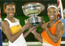Venus og Serena Williams strålte om kapp med pokalen: (Foto: David Gray/reuters)