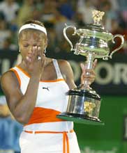 Serena Williams var rørt til tårer etter seieren. (Foto: David Gray/Reuters)