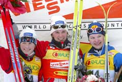 Hilde Gjermundshaug Pedersen, Bente Skari og Kajsa Varis på pallen etter rennet. (Foto: Tobias Schwarz/reuters)