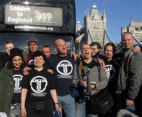 En gruppe mennesker som frivillig utsetter seg for eventuelle bomber over Bagdad, forlot London i dag. (REUTERS/Michael Crabtree) 