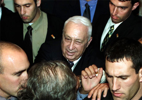 Ariel Sharon saman med livvaktene sine på eit valmøte dagen før valet. (Foto: Ofer Vaknin, Reuters)