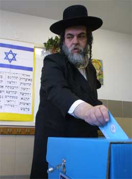 En ultraortodoks jøde avgir stemme i Jerusalem tirsdag. (Foto: Scanpix/Reuters/Magnus Johansson)