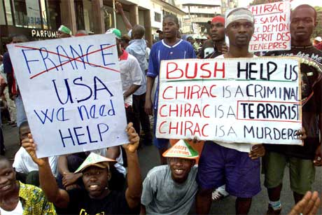 Unge tilhengere av president Laurent Gbagbo bad i dag USA om hjelp mot Frankrike (REUTERS/Luc Gnago)