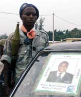 En opprørssoldat vest i landet med bildet av general Guei, som ble drept ved byen Man (REUTERS/Luc Gnago)