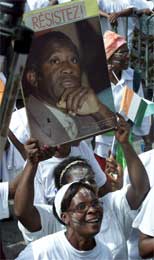 Kvinner støtter president Laurent Gbagbo (REUTERS/Luc Gna)