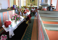  Interiør fra Sveio kirkemed kistene til de fire familiemedlemmene under begravelsen tirsdag. Foto: Alf Ove Hansen / SCANPIX 