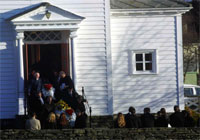 Den første båren med de fire familiemedlemmene kommer ut av i Sveio kirke under begravelsen tirsdag. Foto: Alf Ove Hansen / SCANPIX 