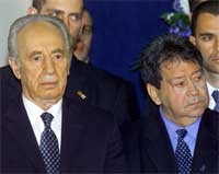 Shimon Peres og Benjamin Ben Eliezer ser på mens arbeiderparti-leder Amram Mitzna erkjenner valgnederlaget ( REUTERS/Havakuk Levison ) Shimon Peres og Benjamin Ben Eliezer ser på mens arbeiderparti-leder Amram Mitzna erkjenner valgnederlaget ( REUTERS/Havakuk Levison )
