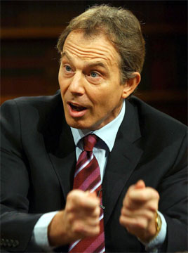 Storbritannias statsminister Tony Blair mener FN må vedta en ny resolusjon som godkjenner et eventuelt angrep på Irak (foto: Scanpix).
