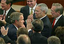 President George W. Bush høstet stor applaus etter sin tale i Kongressen i går – her med utenriksminister Colin Powell og forsvarsminister Donald Rumsfeld. (Foto: Reuters / Larry Downing)