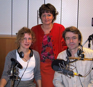 Andrine Sæther, forfatteren Merete Morken Andersen og Lasse Kolsrud i studio under innspillingen.
