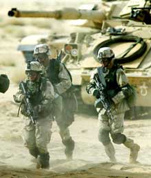 PÅ PLASS: Over 200.000 amerikanske soldater er sendt til områdene rundt Irak (Foto: Chris Helgren/Reuters).