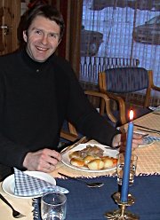 Arbeiderpartiets Erik Kaupang forsynte seg rikelig av maten. Foto: Gunnar Grimstveit.