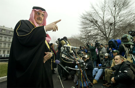 Utanriksminister Saud al-Faisal snakkar med pressefolk utanfor Det kvite hus i Washington. (Foto: Kevin Lamarque, Reuters) Utanriksminister Saud al-Faisal snakkar med pressefolk utanfor Det kvite hus i Washington. (Foto: Kevin Lamarque, Reuters)