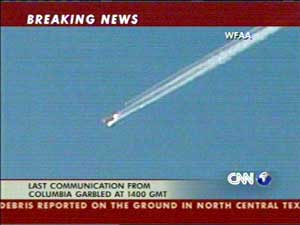CNN sendte bilder som tydelig viser at romfergen "Columbia" deler seg opp i flere deler. (Foto:CNN)