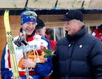 Lars Berger hilser på kong Harald etter seiersløpet (Foto: Gorm Kallestad/Scanpix)