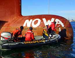 Greenpeace-aktivister på et forsyningsskip under aksjonen ved Southamtpon. Foto: David Sims, Greenpeace, Reuters 