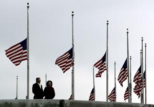 Flaggene ved Washington-monumentet på halv stang i dag. (Foto: J.Reed, Reuters)
