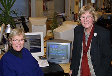 Grethe Holst (t.h.) og Brit Henschien har ansvaret for Tekst-TVs informasjonssider. 