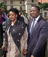Opposisjonslederen Morgan Tsvangirai kom til rettslokalet sammen med sin kone (REUTERS/Howard Burditt )