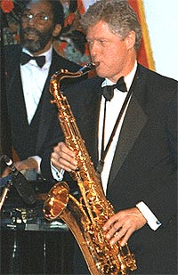 Bill Clinton er ikke ukjent med instrumenter men skal la være å spille med Stones. Foto: clinton1.nara.gov. Bill Clinton er ikke ukjent med instrumenter men skal la være å spille med Stones. Foto: clinton1.nara.gov.