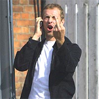 Chris Martin, vokalist i Coldplay, lettere irritert på pressefotograf. Foto: Kevin Willocks / Getty Images. Chris Martin, vokalist i Coldplay, lettere irritert på pressefotograf. Foto: Kevin Willocks / Getty Images.