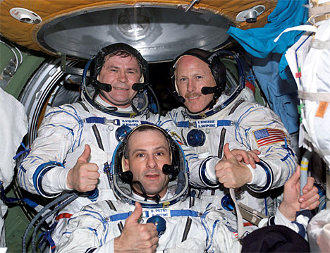 ISS-astronautene Aleksander Kaleri, Juri Malenchenko og Edward Lu er langt hjemmefra. 