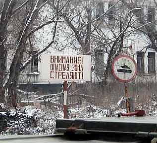 Skilt til skrekk og advarsel foran politigården i Groznyj.