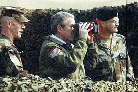 George W. Bush vil framstå som en "War President", den suverene feltherre i krig. (Scanpix-foto)